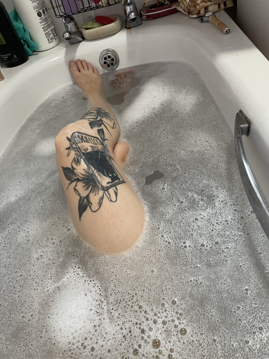 Starbunnyaster's tweet photo. t’s been such a hard week 😭 finally getting a moment to relax 
Looking for something a bit more spicy? 🥵 ⬇️
https://t.co/ehEDUV4Cgw

#bath #nsfw #feet #tattoos #feetworshi̇p #footfetısh https://t.co/xpVHo0lOFK