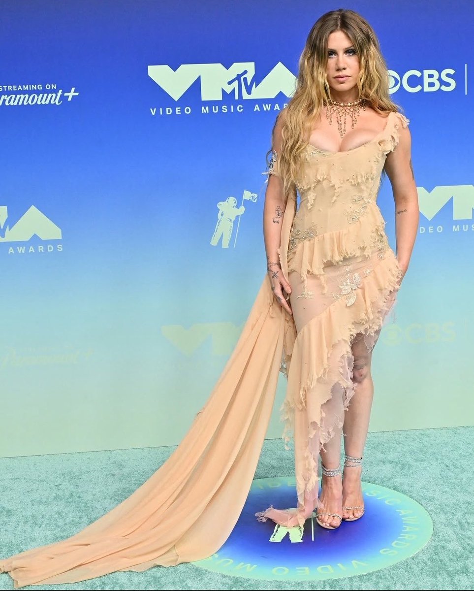 theayeshacorner's tweet photo. SHE’S ACTUALLY KINDA FAMOUS #VMAs @slayyyter https://t.co/vhgvDDO90x