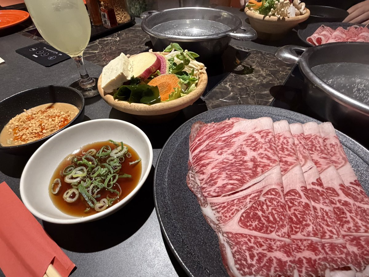 alohastyle1's tweet photo. 以前8月に赤坂で偶然見つけたコチラ、渋谷本店に来て見た！メニュー構成は違ったがお勧めの作り方や薬味の使い方説明もあり美味しく頂きました。30分違いでオーナーに会えなかったのは残念。
#ひとりしゃぶしゃぶ七代目松五郎
#七代目松五郎渋谷本店本店
#渋谷グルメ https://t.co/fGI2YGHYGx