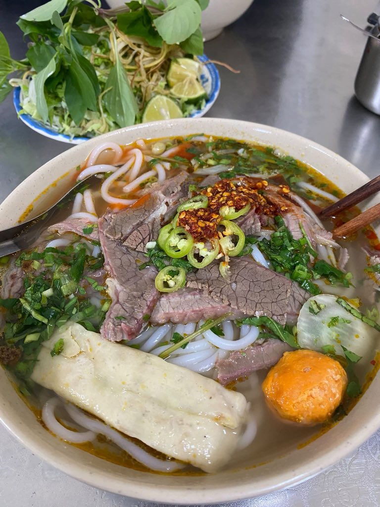 Louisb_crypto's tweet photo. Ăn sáng thứ 2 đầu tuần🤤

Một tô bún bò ú ụ đầy đủ topping, tô này ăn chắc no đến trưa😆

Mời cả nhà nhé🤗 https://t.co/c3j6Gc0B9E