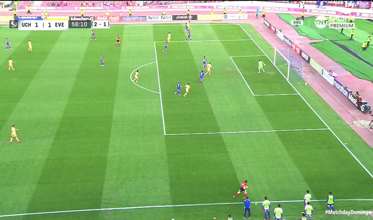 danipoblete7's tweet photo. Vergonzoso lo del arbitraje sin VAR 

-Planchazo a la altura de tibia y peroné (menos mal juegan con canilleras). 
-Gol de Everton con medio cuerpo adelantado (el lineman mal parado).
-Planchazo y pisotón en el tobillo 

@ANFPChile Amateur es poco para sus árbitros… https://t.co/qiqPdEKsbG