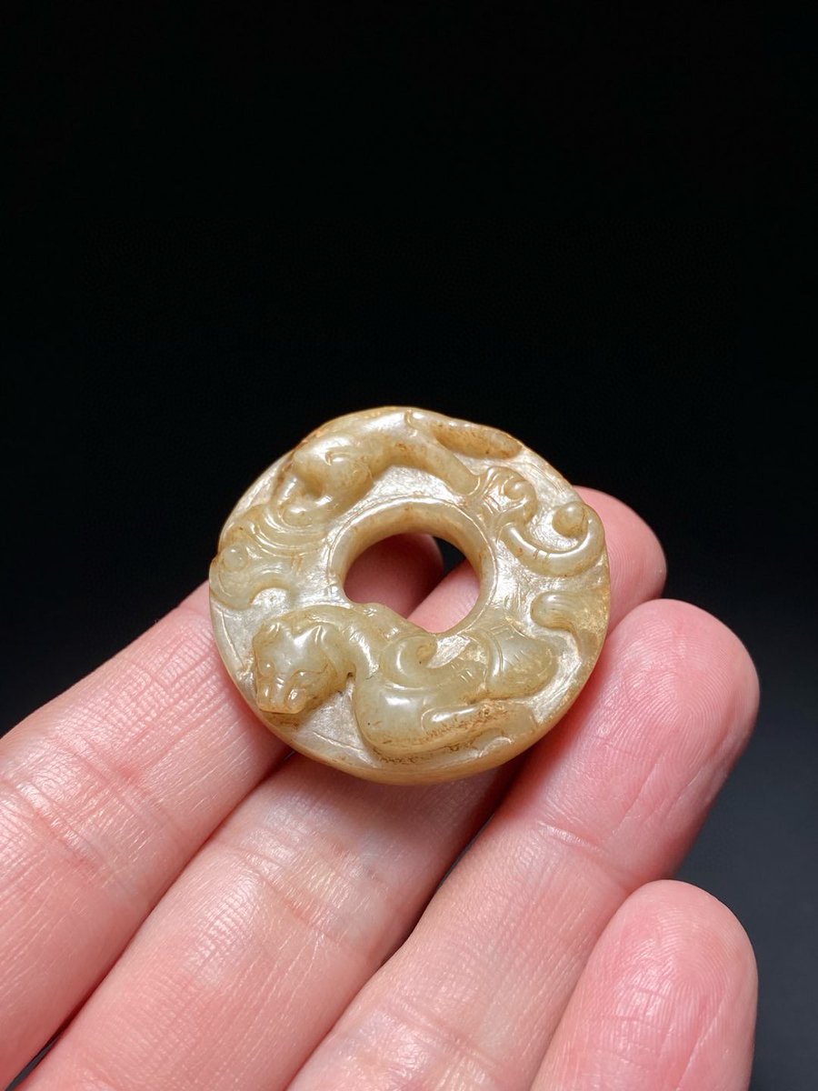 gal85260990's tweet photo. This secret box has a carved jade lid, and its key has a delicate polished twist that makes me fall for its retro vibe.， https://t.co/CvwkqOh6zu