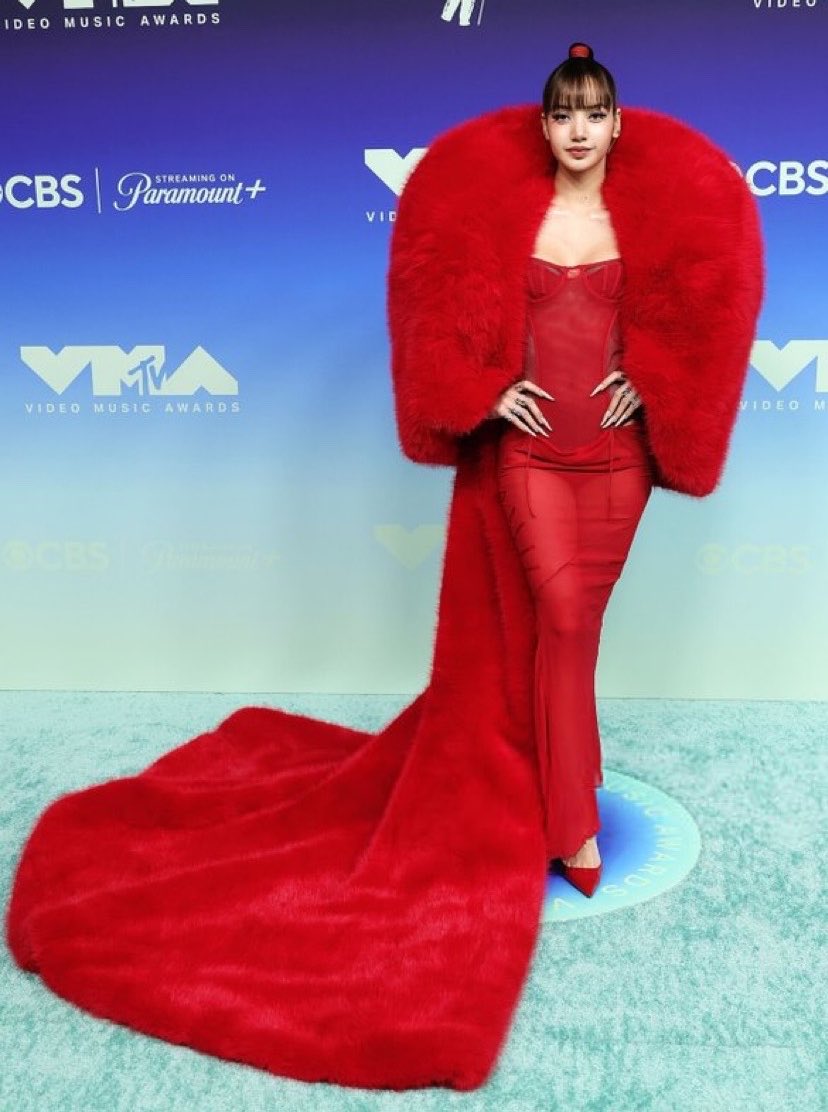 pinksview's tweet photo. LISA AT THE                              LISA AT THE 
EMMYS                                        VMAS https://t.co/lkL1WBnj41