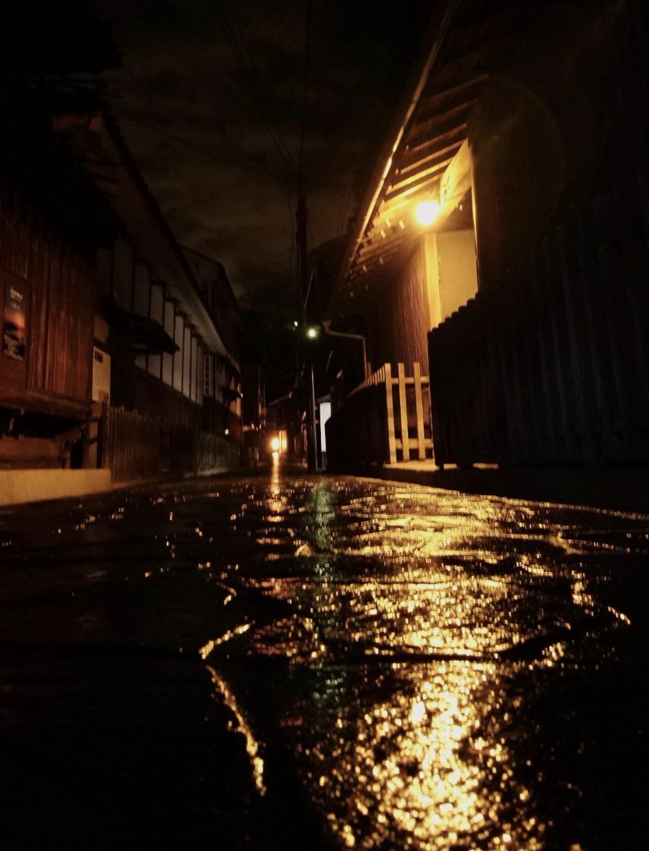 AwaAwamura's tweet photo. 鞆の浦、雨の夜 石畳の通りの風景です。

※過去の撮影分です。 https://t.co/0ECPbXvhYB