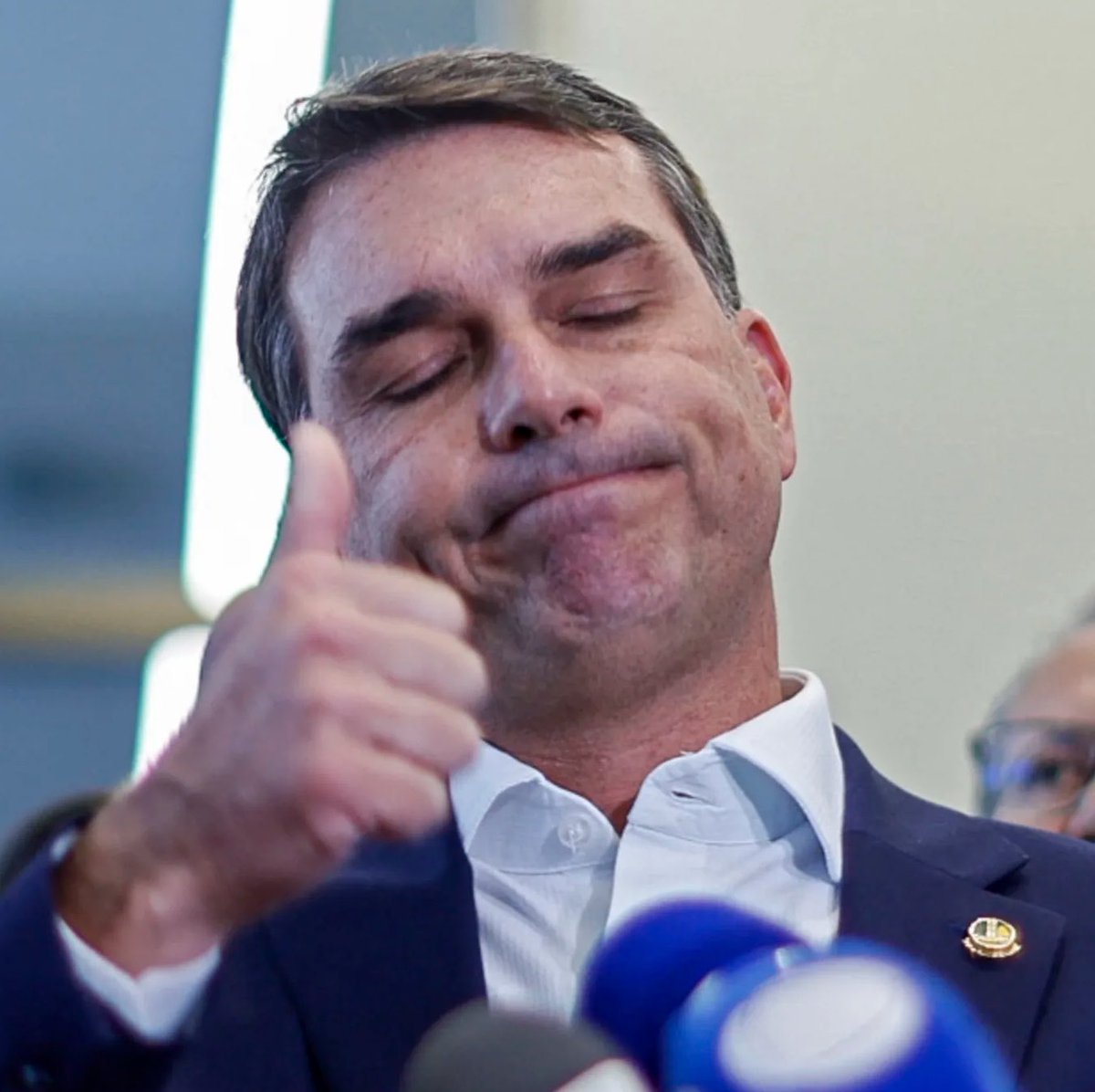 CorrupcaoBrNews's tweet photo. 🚨AGORA! Apoiadores erram e iniciam campanha ‘FLÁVIO BOLSONARO NO 1º TÚMULO’, ao invés de ‘1º turno’. Petistas caem na graça e incentivaram. https://t.co/Ii7w5FJndi