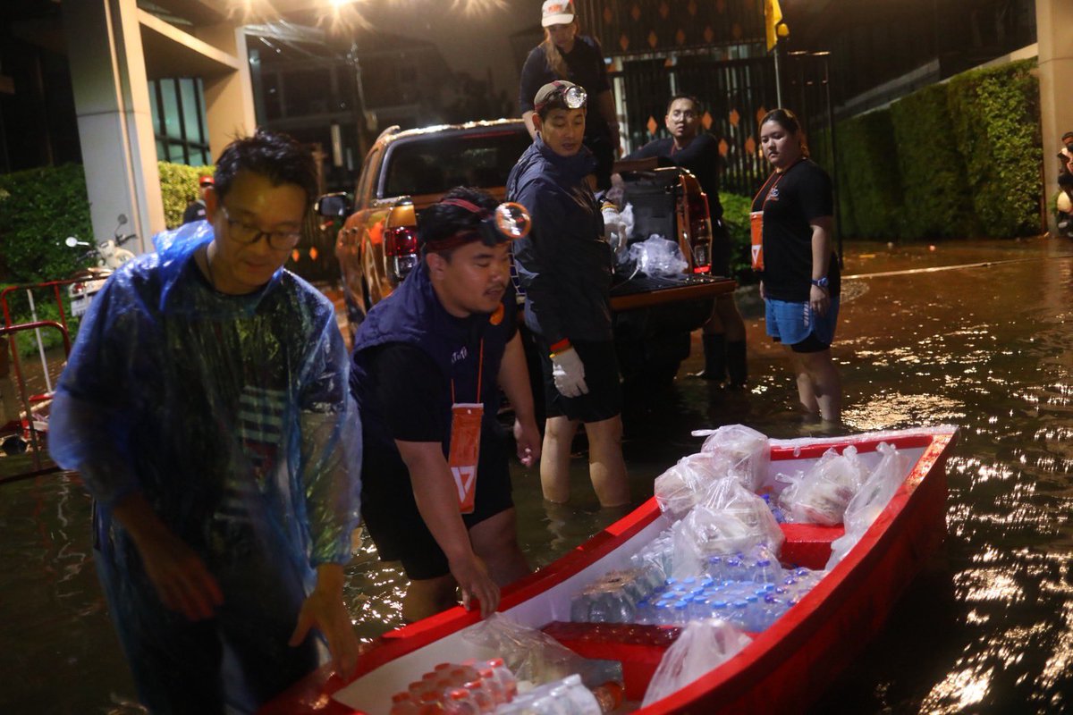 teng_pple's tweet photo. กลับจากจันทบุรี มาร่วมกับทีมงานพรรคประชาชนที่กรุงเทพครับ

กรุงเทพยังหนักอยู่หลายจุด บางกะปิยังอยู่ในระดับสีแดง เราได้รับรายงานว่าระดับน้ำยังสูง ไฟฟ้าถูกตัด ความช่วยเหลือเข้าถึงยาก มีกลุ่มเปราะบางติดค้าง ทั้งผู้ป่วยและเด็ก และมีการแจ้งเรื่องขาดอาหารเข้ามาจำนวนมาก

#PPLEFLOOD69 https://t.co/RwZQh43RpA