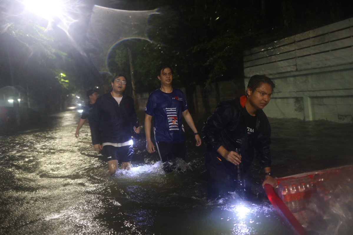 teng_pple's tweet photo. กลับจากจันทบุรี มาร่วมกับทีมงานพรรคประชาชนที่กรุงเทพครับ

กรุงเทพยังหนักอยู่หลายจุด บางกะปิยังอยู่ในระดับสีแดง เราได้รับรายงานว่าระดับน้ำยังสูง ไฟฟ้าถูกตัด ความช่วยเหลือเข้าถึงยาก มีกลุ่มเปราะบางติดค้าง ทั้งผู้ป่วยและเด็ก และมีการแจ้งเรื่องขาดอาหารเข้ามาจำนวนมาก

#PPLEFLOOD69 https://t.co/RwZQh43RpA