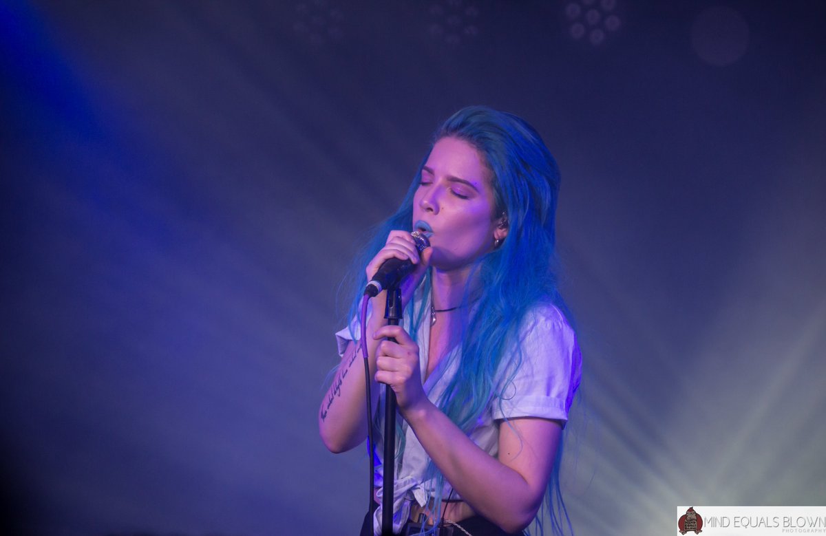 haIseylq's tweet photo. Halsey performing in New York during the American You(th) Tour. 

📸: mindequalsblown https://t.co/WWwAnxTYCM