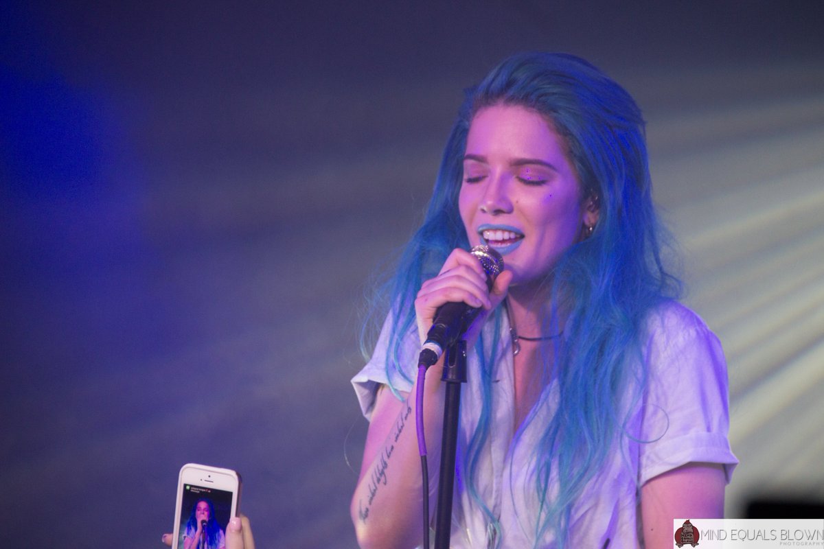 haIseylq's tweet photo. Halsey performing in New York during the American You(th) Tour. 

📸: mindequalsblown https://t.co/WWwAnxTYCM