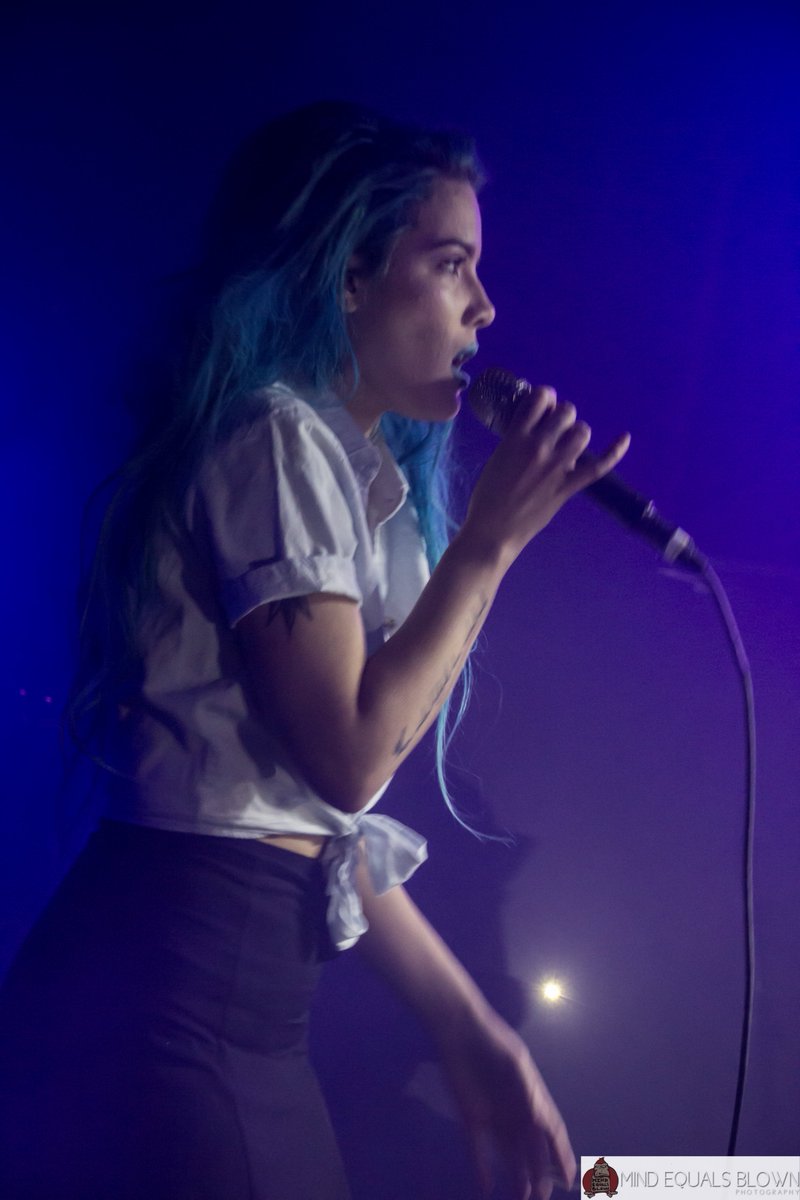 haIseylq's tweet photo. Halsey performing in New York during the American You(th) Tour. 

📸: mindequalsblown https://t.co/WWwAnxTYCM