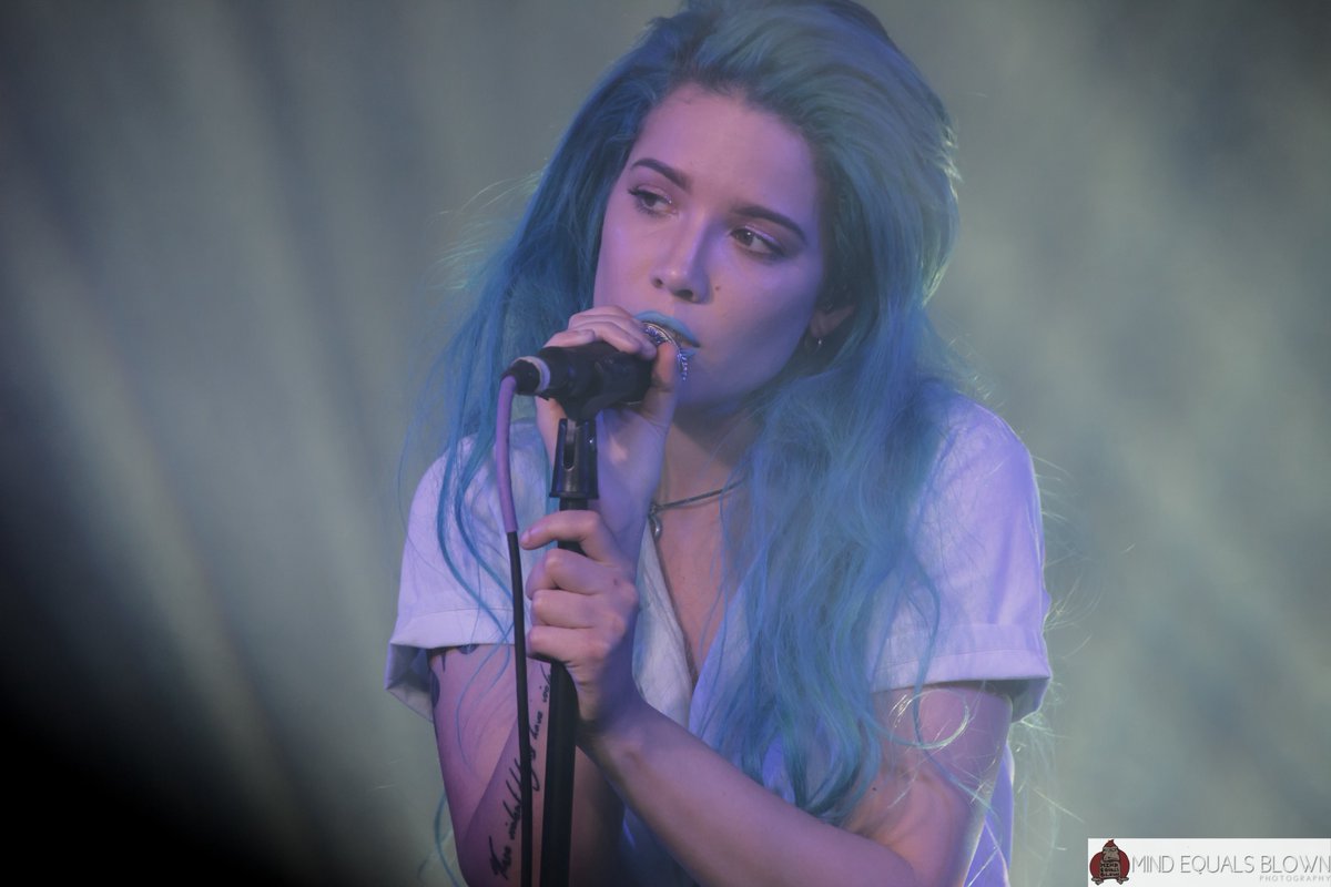 haIseylq's tweet photo. Halsey performing in New York during the American You(th) Tour. 

📸: mindequalsblown https://t.co/WWwAnxTYCM