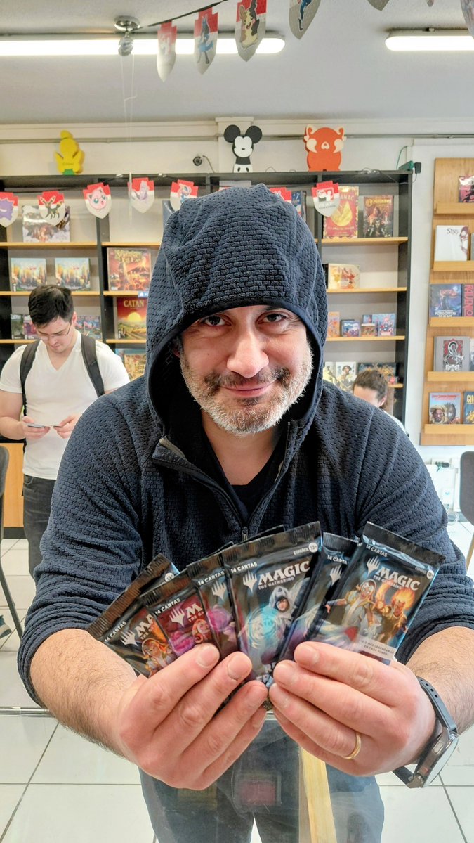 MagicsurChile's tweet photo. Campeones del Prerelease #2 en Magicsur Chile

#RealityFracture #magicthegathering  #mtgchile https://t.co/gVgLanFfQm