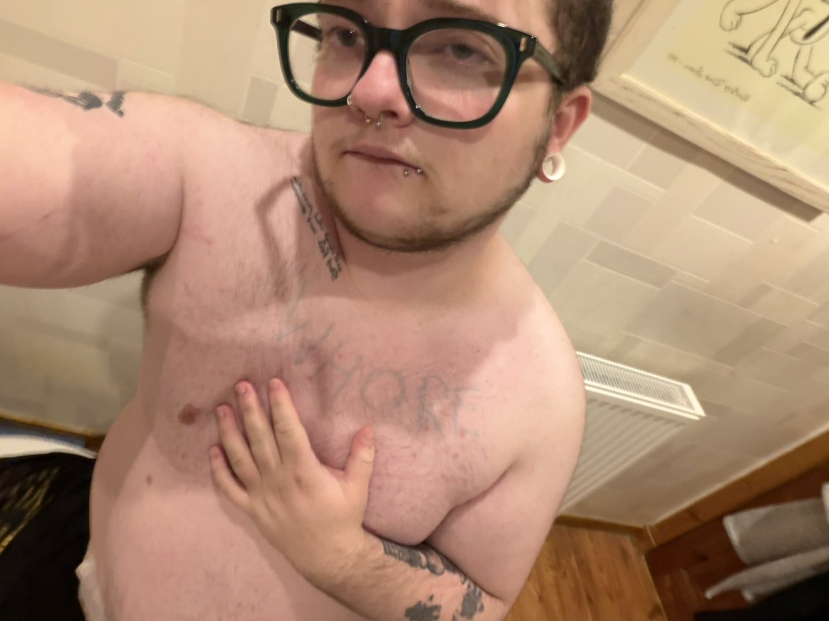 WHORElZONOF's tweet photo. not new to nsfwtwt but thought i should do an intro

• horizon (ri for short)
• 23, he/they, bi
• sub (but can switch if necessary)
• soft &amp; hard kinks 💕
• 5’2” https://t.co/uImCDg0QYp