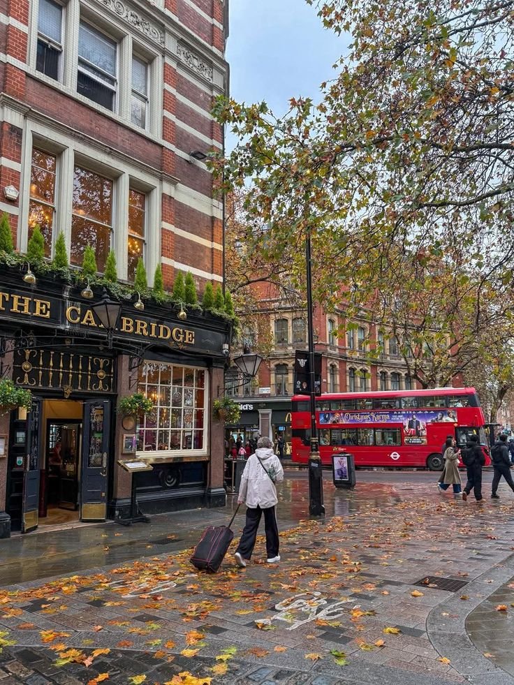 echoesofworld's tweet photo. autumn in london https://t.co/M0Ws3MgHDH