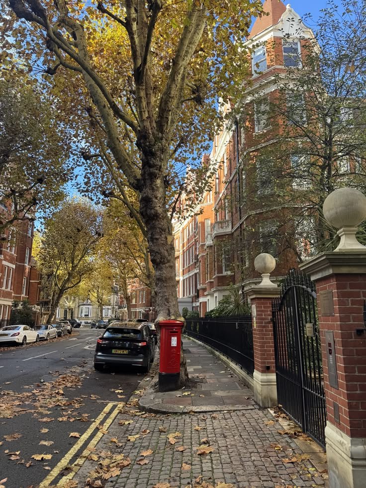 echoesofworld's tweet photo. autumn in london https://t.co/M0Ws3MgHDH