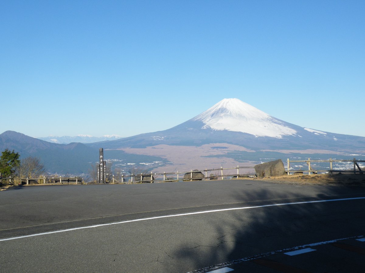 SkylineAshinoko's tweet photo. 芦ノ湖スカイラインから見る富士山
富士山も見る時間によって　かなり趣が異なります。
朝の順光の富士山は　山頂の雪の白と中腹の青がはっきり見えます。
夕方の富士山は　逆光で夕焼けをバックにシックな表情となります。
ｍｈ　＃芦ノ湖　＃箱根　＃富士山 https://t.co/j0ybOWbXzU
