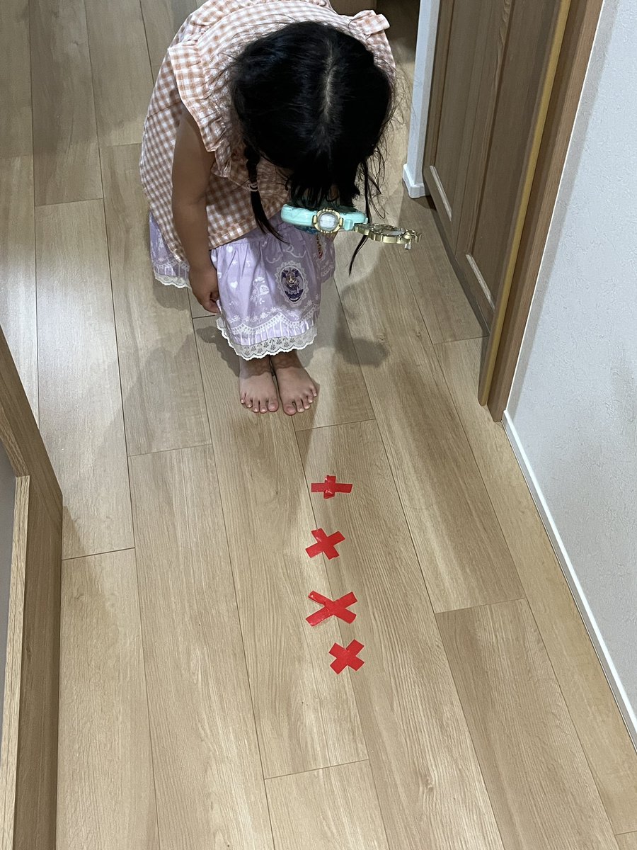 hero_giri_sky's tweet photo. たんプリの映画観て触発された娘と私。
いえの中でダメダメを調査。
気分は名探偵🕵️ https://t.co/PncxfuukgK