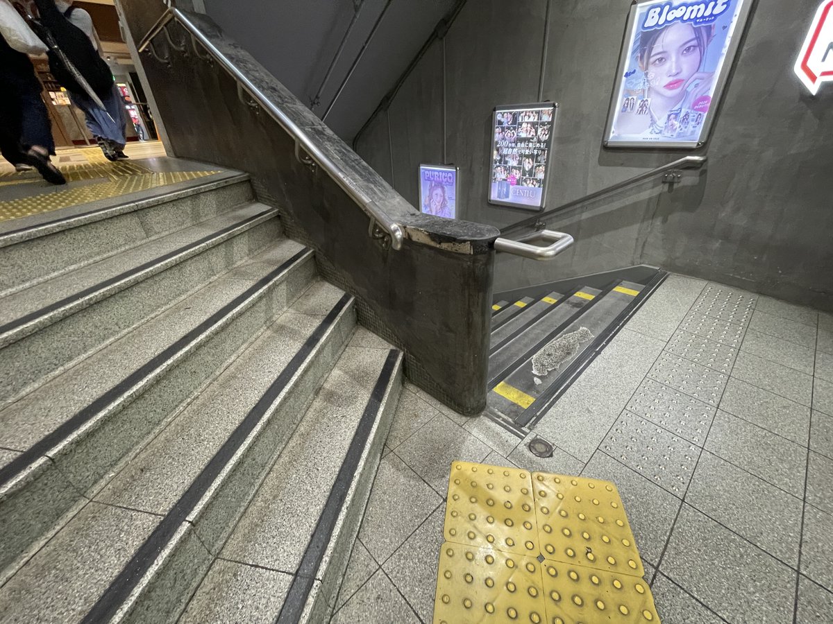 tukitanu's tweet photo. 【 阪急三宮駅東口には戦前のモザイクタイルが残っている。 】
最初は壁手すり全体がタイル仕上げだったと思った。改修のさいに足元だけ元のタイルが残ったと思ったのだ。帰って写真を見直すと最初からこのデザインだったことが分かった。これはタイル巾木（はばぎ）だ。（続きは note へ https://t.co/QW7a57fzFA 乞うフォロー）