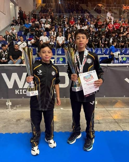 Mexicocampeon1's tweet photo. ¡Nuevo Campeón del Mundo para México! 🇲🇽🏆 El joven peleador Luis Ángel Corzo López brilló en cada intercambio y se consagró Campeón del Mundo en la división Point Fighting YC M -47 kg. ¡El talento tricolor domina el tatami internacional! 🔥🥋 #Kickboxing #Mexico #OrgulloMexicano https://t.co/tEZ8I6SW1M