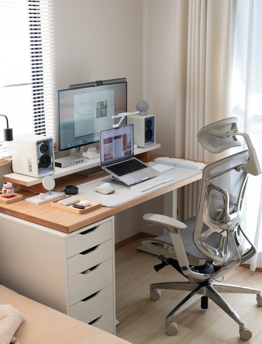 KatelinJacccra's tweet photo. Organizé mi escritorio para ser más productivo! Solo lo necesario: cuaderno, laptop, planta pequea y luz natural.  #OficinaEnCasa https://t.co/leMIBBZ3Om