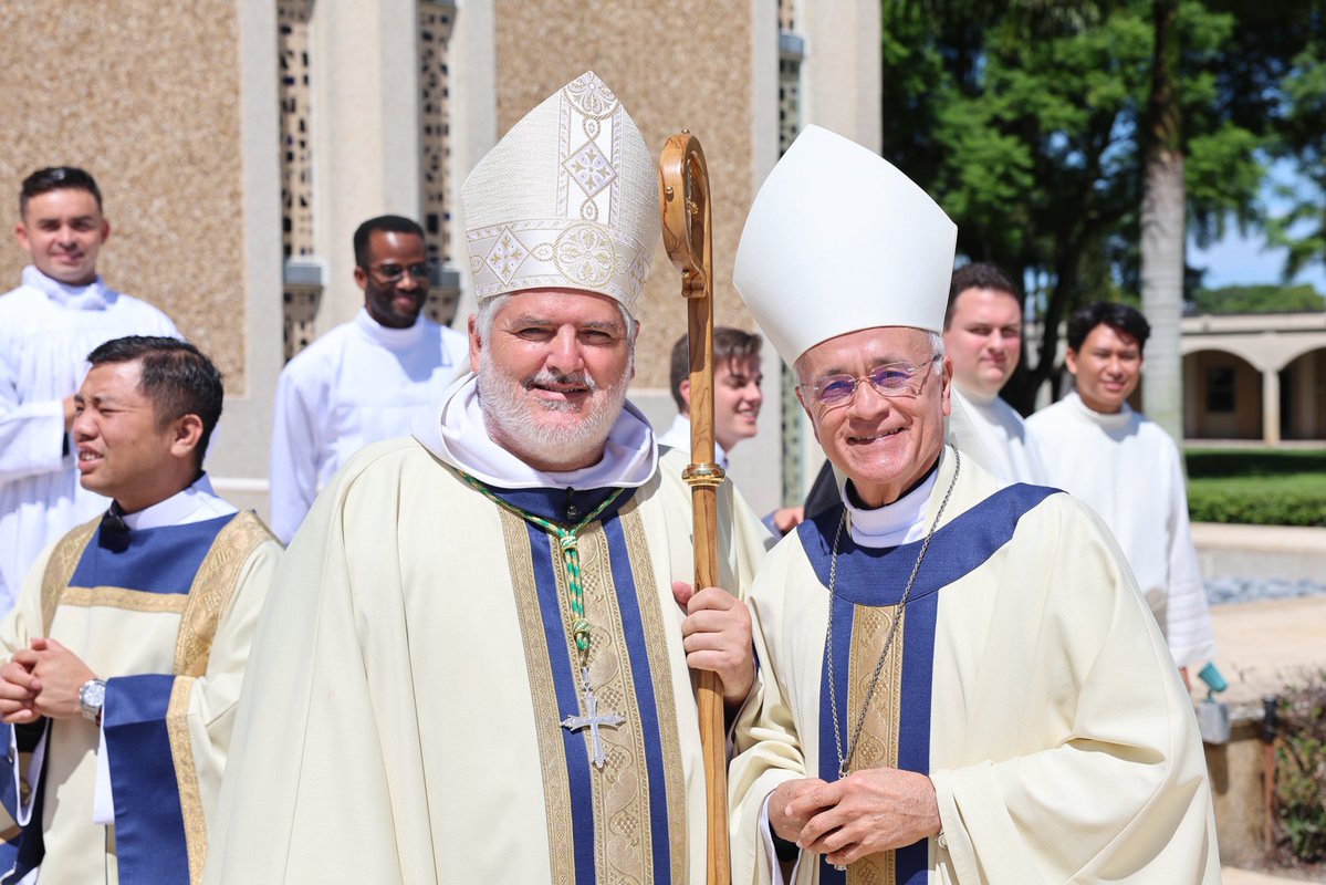 silviojbaez's tweet photo. Hoy tuve la alegría de concelebrar la Eucaristía con Mons. Emilio Biosca, obispo de Venice, Florida. Pudimos hablar largamente sobre la grave situación de Nicaragua, me mostró su solidaridad y me aseguró sus oraciones por nuestro país. https://t.co/ZSrf0ZUG26