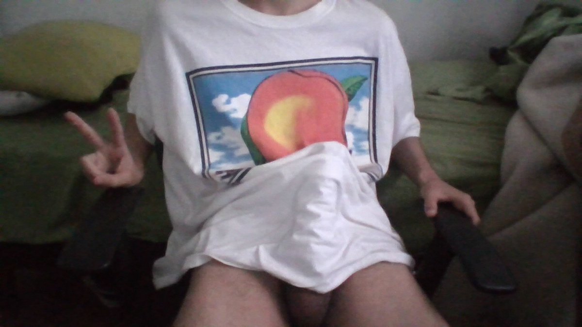 0taner0taner's tweet photo. webcam pic of my massive shirt bulge https://t.co/4a32cyoA9v
