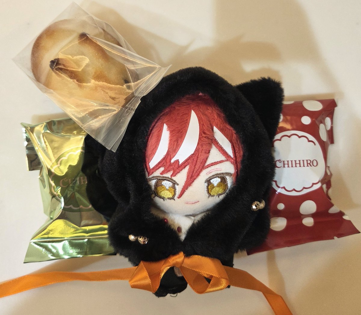 erue_enst's tweet photo. おはようございます！
声でなくなった🫨🫨🫨
季節の変わり目弱すぎる……

今朝はSwitchカラーと夏目くんカラーのパッケージのちひろさんのフィナンシェ💮
(うさぎさんのは子どもの)
先日もらっておいしかったのでいろんなお味買ってみた❣️

声でないけど、お仕事頑張ってくる…！ https://t.co/kO5utBfarT