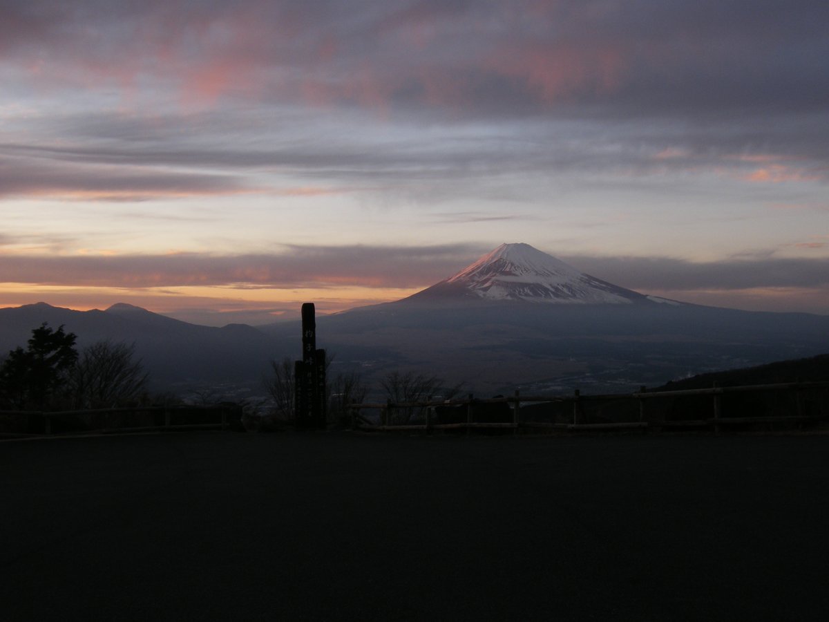 SkylineAshinoko's tweet photo. 芦ノ湖スカイラインから見る富士山
富士山も見る時間によって　かなり趣が異なります。
朝の順光の富士山は　山頂の雪の白と中腹の青がはっきり見えます。
夕方の富士山は　逆光で夕焼けをバックにシックな表情となります。
ｍｈ　＃芦ノ湖　＃箱根　＃富士山 https://t.co/j0ybOWbXzU