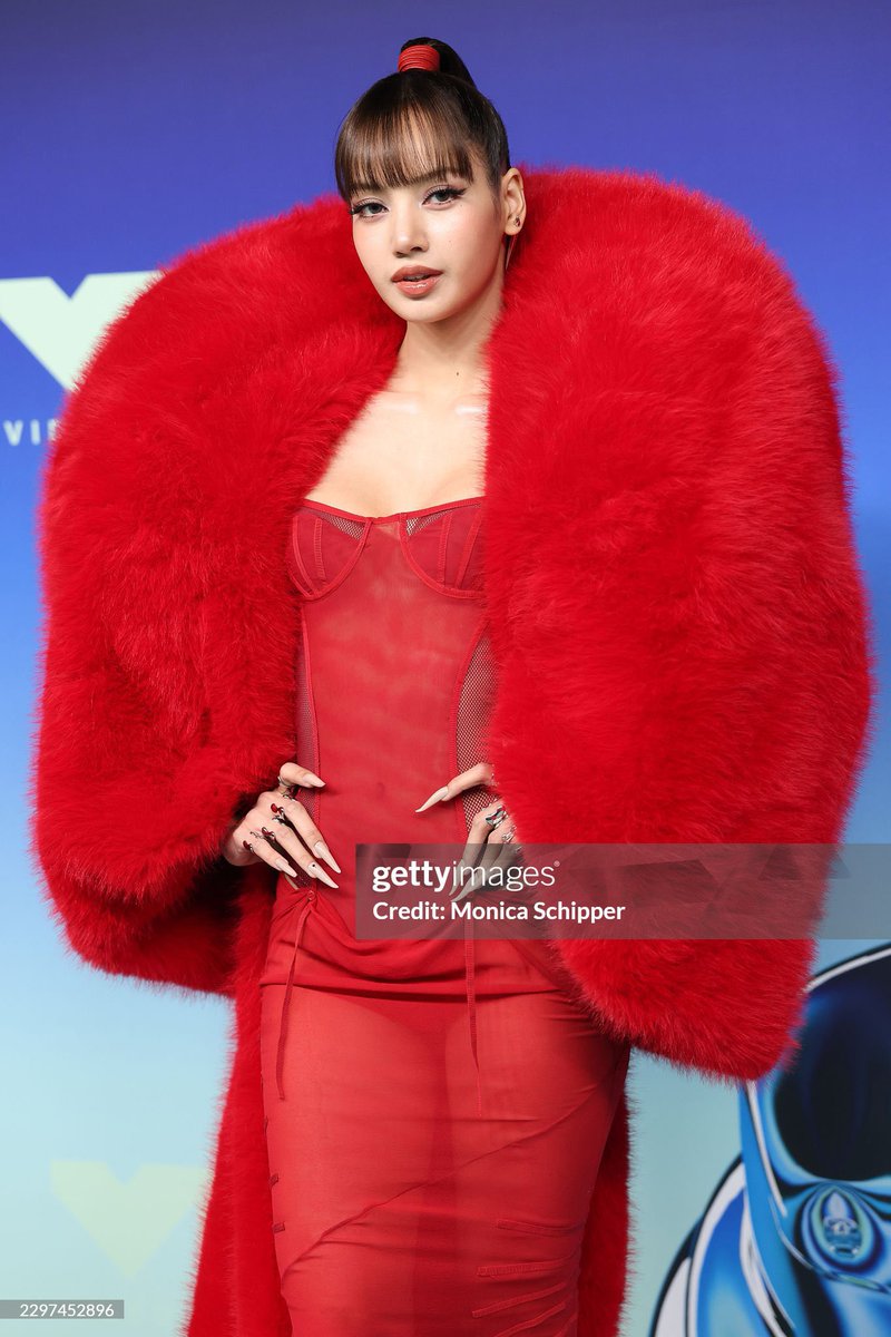 lalaluvlalisa's tweet photo. Red has never looked this good❤️‍🔥 

SAWADIKA LISA ON VMAS 
#LISAisBACK_VMAs https://t.co/HNuxpNy7ce