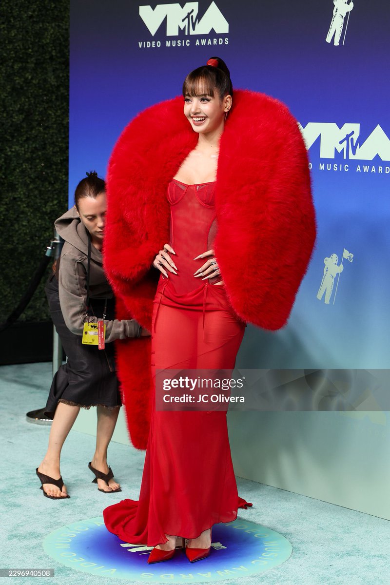lalaluvlalisa's tweet photo. Red has never looked this good❤️‍🔥 

SAWADIKA LISA ON VMAS 
#LISAisBACK_VMAs https://t.co/HNuxpNy7ce