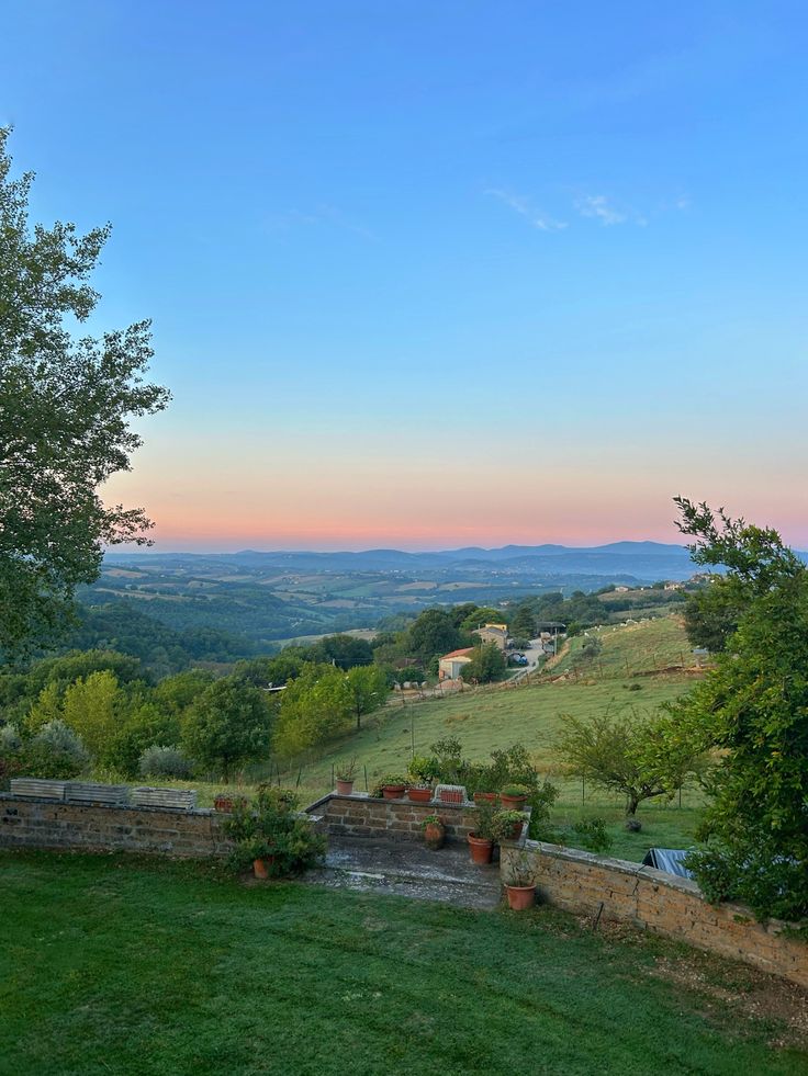 echoesofworld's tweet photo. Italy countryside https://t.co/bvVRw5qL8d