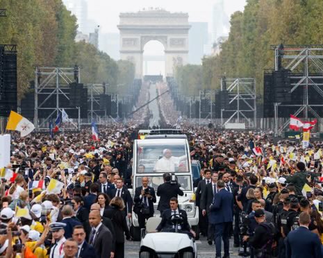 JeremyTate41's tweet photo. This past Easter, France saw a record 18,000 adult conversions, a 30% increase nationwide compared to the previous record-breaking year. 

Nobody saw this coming. This is the work of the Holy Spirit. https://t.co/vaRY953Kde