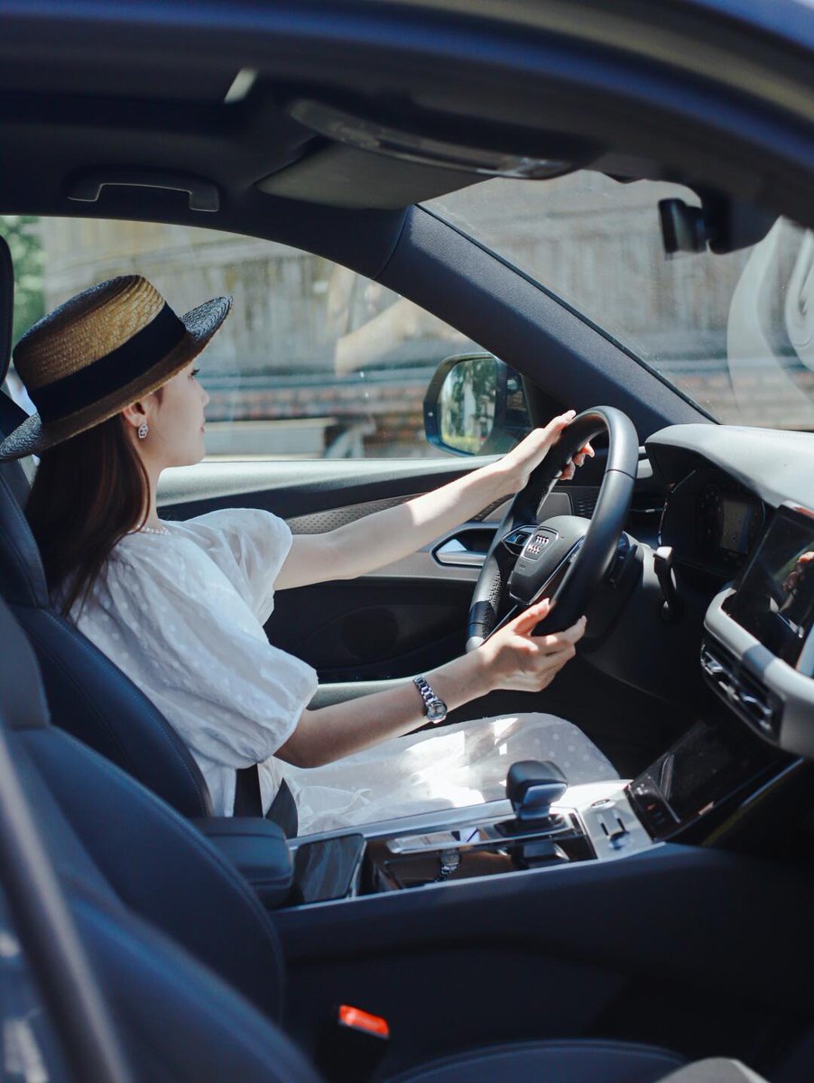 Dardenneay's tweet photo. Primera clase de conducción: me temblaban las manos, el coche se movía como un pez, pero el instructor me sonrió y dijo "Vas bien!" https://t.co/GwL163MrAR