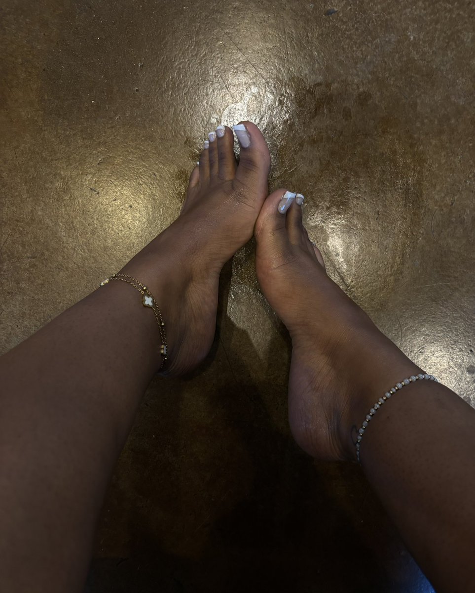 Bellbabysoles's tweet photo. my arches are your greatest weakness  👅 
#findom #feetfetish https://t.co/IrVTjtifrD