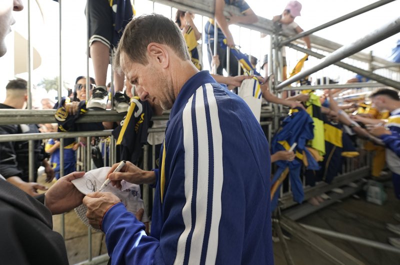 Tato_Aguilera's tweet photo. El martes pasado operaron al Vasco Arruabarrena de dos hernias, y no faltó a un entrenamiento. Le indicaron reposo y no quiso.
El compromiso de Rodolfo Martín Arruabarrena, con Boca Juniors, es admirable. https://t.co/zRdc7q4ONE