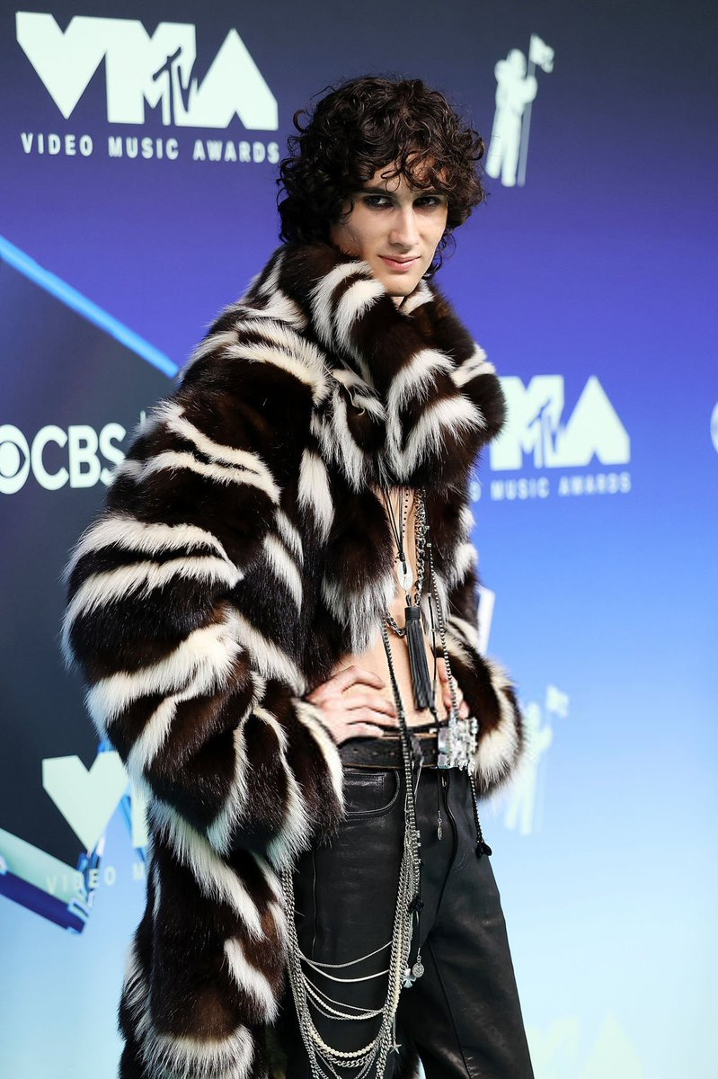 SombrBR1's tweet photo. GOSTOSO! sombr no #VMAs. https://t.co/cKuXWF7Fn1