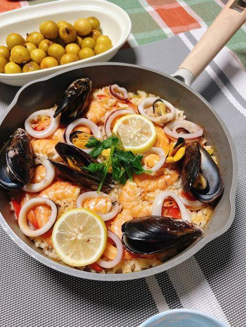 DellRadleyqs's tweet photo. Hoy cocino mi primera paella con ingredientes que crecí en mi propio balcón —la vida se siente tan pequea y maravillosa!， https://t.co/VdpUWvWxog