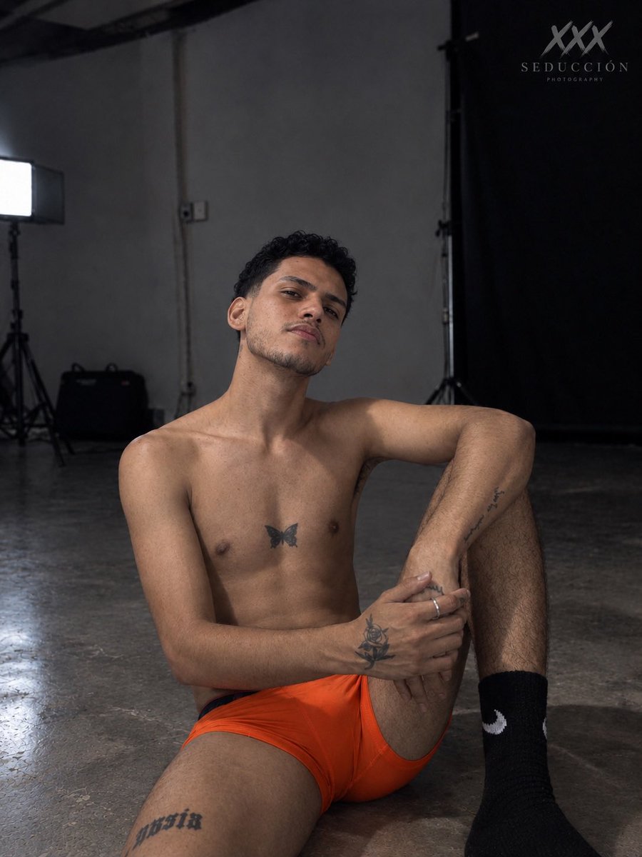 chavezinhoofc's tweet photo. 😏 ¿Te atreves a conocer mi lado que casi nadie ve?
💋 Si mi perfil ya llamó tu atención, imagina lo que hay detrás de la puerta.
¿Vas a entrar o te quedarás con la curiosidad? 👀🔥 #ContenidoExclusivo #Creator #Honduras 🇭🇳 https://t.co/dvjrmfHytT