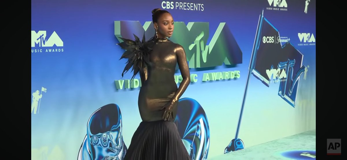 setingyoufree's tweet photo. WAIT MANI IS THERE ALSO PLZ WE NEED LAURMANI PICS VMAs https://t.co/CnFEysc2X0