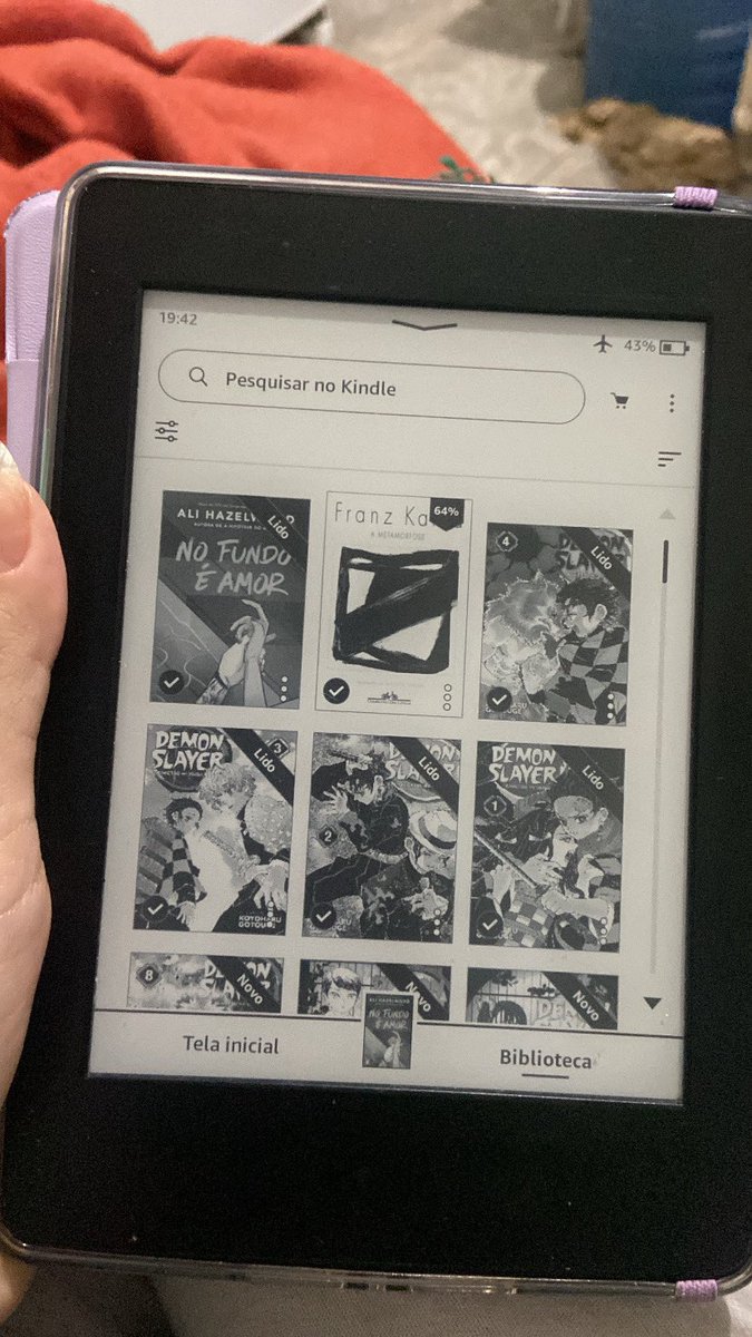 yzcherr7's tweet photo. Eu amo tanto meu Kindle, vcs não tem ideia😭😭😭 https://t.co/1ygVgQ0PBd