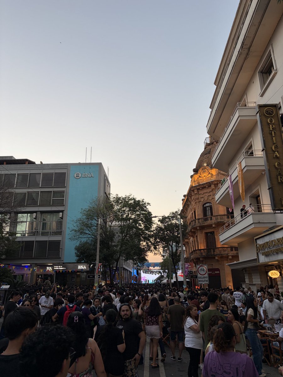 GuachireM's tweet photo. La Municipalidad de Asunción retiró más de 18 toneladas de basura esta mañana de Palma, tras el evento Palma Joven. Estuve ahí ayer y realmente el microcentro estaba repleto. Las autoridades hablan de unas 70.000 personas. Esta mañana Palma volvió a estar limpia https://t.co/cA8angLM1x