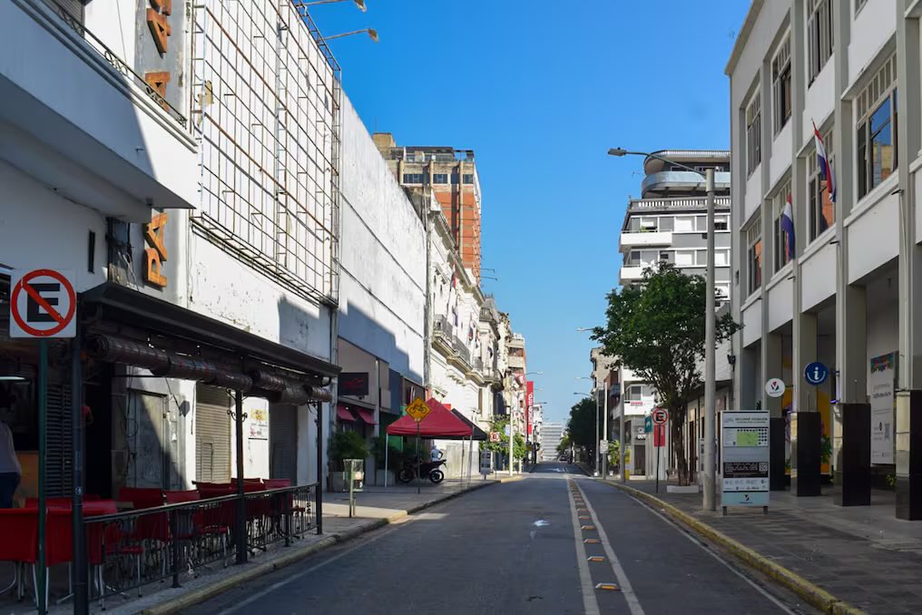 GuachireM's tweet photo. La Municipalidad de Asunción retiró más de 18 toneladas de basura esta mañana de Palma, tras el evento Palma Joven. Estuve ahí ayer y realmente el microcentro estaba repleto. Las autoridades hablan de unas 70.000 personas. Esta mañana Palma volvió a estar limpia https://t.co/cA8angLM1x