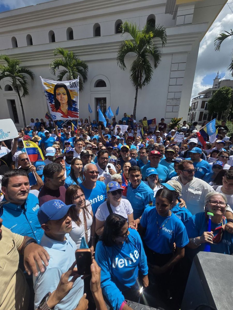 VenteMiranda's tweet photo. ¡Miranda se moviliza en caravana! 

Desde Altamira, nos desplegamos hacia el CNE en Los Teques

Llevamos la exigencia firme de un país: garantización del regreso seguro de @MariaCorinaYA y la publicación inmediata del cronograma electoral 2027 #HastaElFinal https://t.co/D99TnH0p2Q