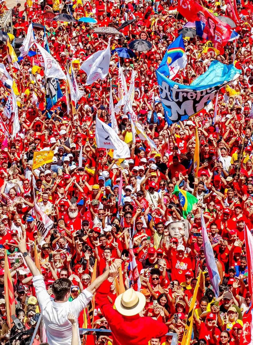sacha_faria's tweet photo. Tapete vermelho pro filho do nordeste. 

Lula e João Campos no Recife. 
⭐️❤️ https://t.co/kxzHteS7b5