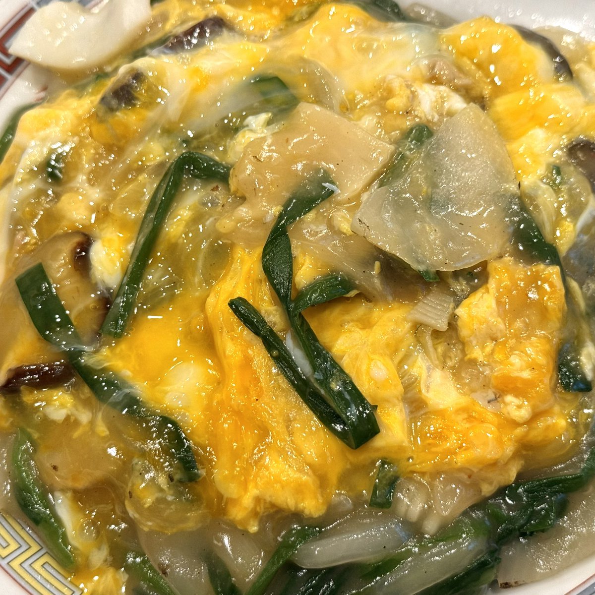 manabukun28's tweet photo. 🔵豊洲の『#やじ満』にて、
◾️ニラ玉丼 ホワイト
◾️フレッシュ搾菜
◾️中華スープ
（＾∇＾） https://t.co/rMhWWG8YMQ