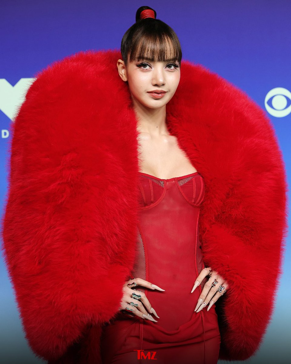 TMZ's tweet photo. LISA makes a red-hot arrival at the 2026 MTV VMAs ❤️ https://t.co/joQgPC6u47

📸 Getty https://t.co/sEDwm7Tc2O