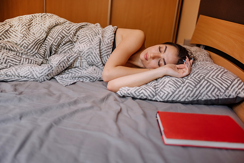 ConsueloTorloo's tweet photo. Adjust your sleep schedule by going to bed 30 mins earlier daily and waking up at the same time—small changes build big energy! Try it this week!， https://t.co/A4Oj7aEbLw