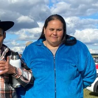 portalmvd's tweet photo. NELLY BRUN ES LA ÚNICA MUJER DE LA MAZAMORRA, EL PUEBLO DE NUEVE HABITANTES EN DURAZNO

Nelly Brun tiene 39 años y llegó hace 24 a La Mazamorra, en Durazno, donde formó su familia. Es la única mujer del paraje, que hoy tiene nueve habitantes habituales y llegó a reunir entre 150 y 200 personas.

Brun trabaja como costurera y contó que la llegada de la electricidad, hace unos ocho años, le permitió comprar una máquina y trabajar para afuera. El pueblo aún enfrenta cortes de luz, problemas de agua y acceso limitado a servicios.

(+) en Montevideo Portal: https://t.co/f21ZqoNmJC