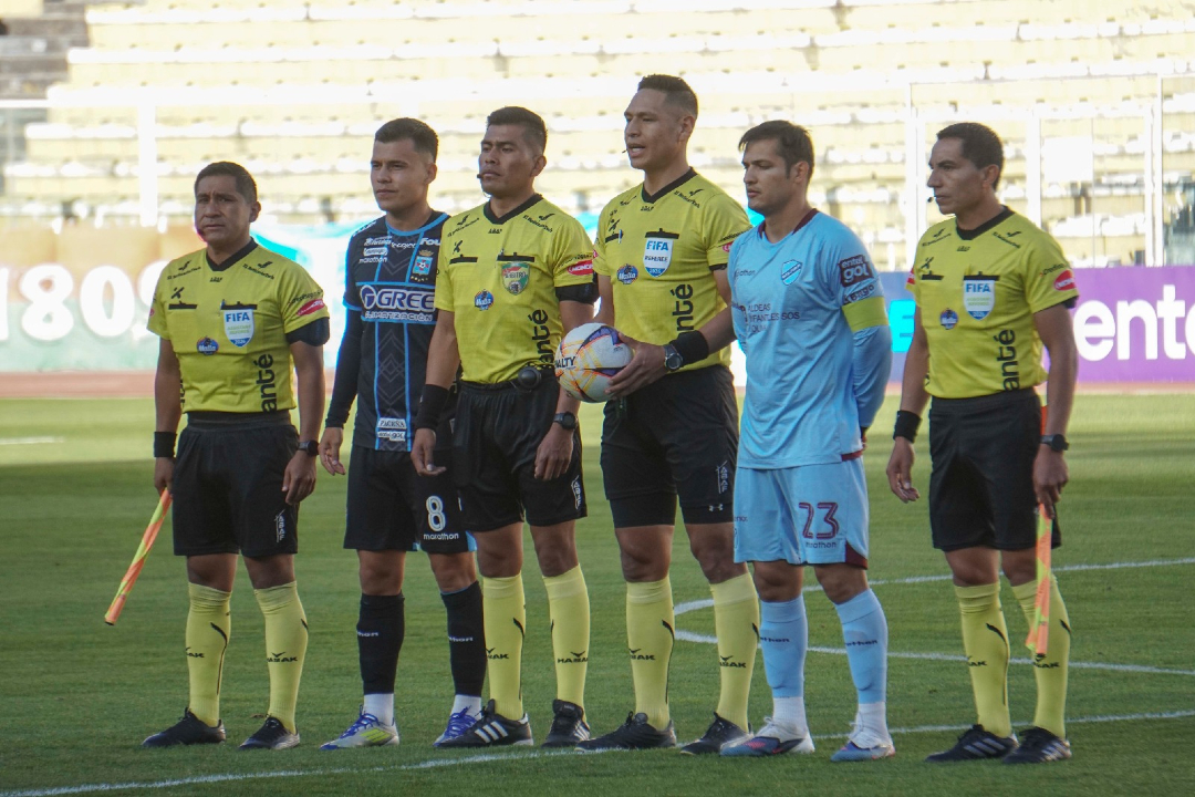 MarcasLaRazon's tweet photo. 15'ST @Bolivar_Oficial (0-0) @BloomingOficial #CopaBolivia
📸 APG
#Bolívar #Blooming #DivisiónProfesional
https://t.co/ovZCqxzvJl https://t.co/hd6rgh7ihb