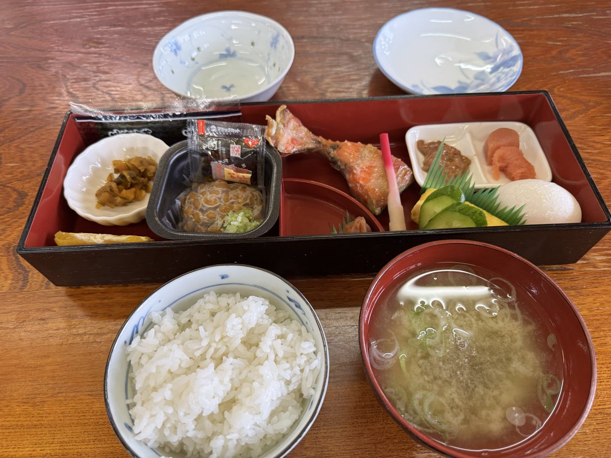 bghmp166ybb2's tweet photo. 大間の朝。東風が心地よいですね。
毎回対岸の北海道も見えます。
朝ごはんも美味しく、がっつり頂きました。
それにしても、これから雨だなんて、オー、なんてこったい。 https://t.co/ppTHmVImnu